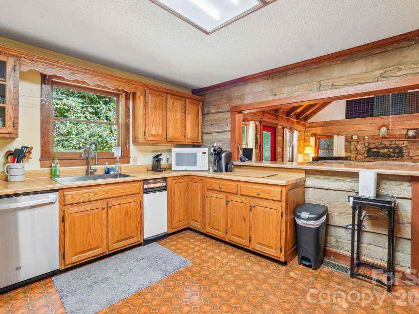988 English Ridge Drive, Mars Hill, NC 28754.  MLS# CAR4427537, YatesRealty ID 53380. Spacious Kitchen