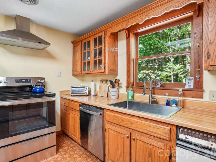 988 English Ridge Drive, Mars Hill, NC 28754.  MLS# CAR4427537, YatesRealty ID 53380. Spacious Kitchen