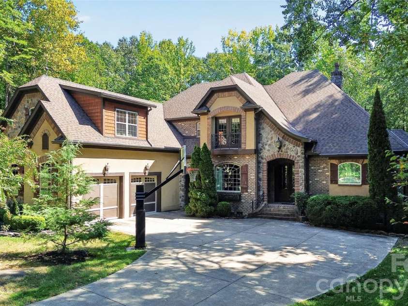 6031 Greystone Drive, Matthews, NC 28104.  MLS# CAR4428861, YatesRealty ID 53381. 
