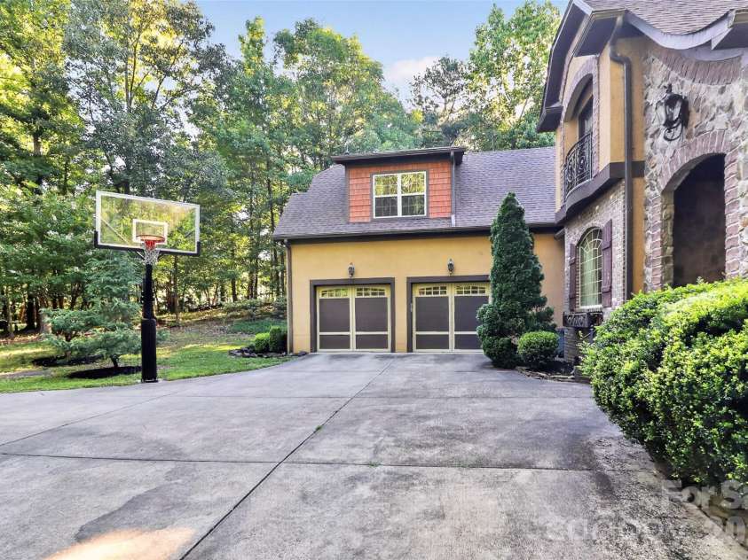 6031 Greystone Drive, Matthews, NC 28104.  MLS# CAR4428861, YatesRealty ID 53381. 