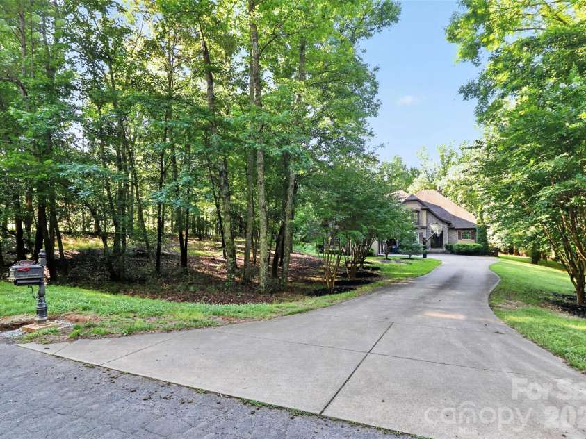 6031 Greystone Drive, Matthews, NC 28104.  MLS# CAR4428861, YatesRealty ID 53381. 