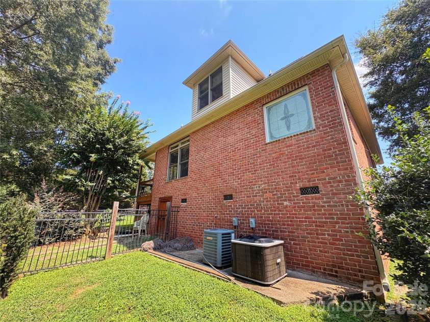 1304 Glenview Lane, Rock Hill, SC 29730.  MLS# CAR4417168, YatesRealty ID 53388. 