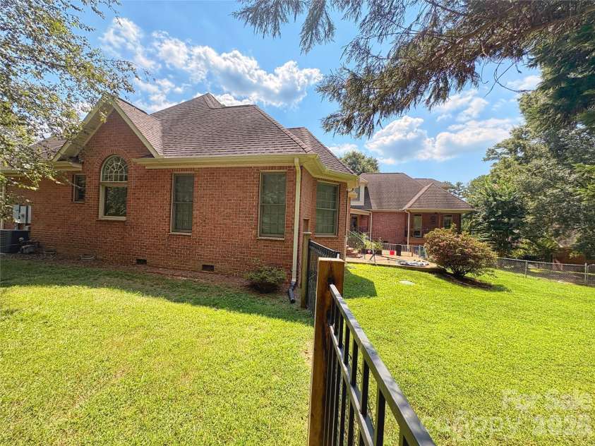 1304 Glenview Lane, Rock Hill, SC 29730.  MLS# CAR4417168, YatesRealty ID 53388. 