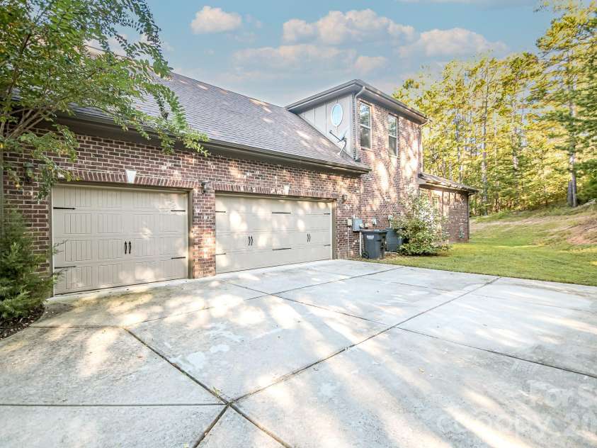16202 Monnet Place Court, Charlotte, NC 28278.  MLS# CAR4428838, YatesRealty ID 53389. Side load Large Garage