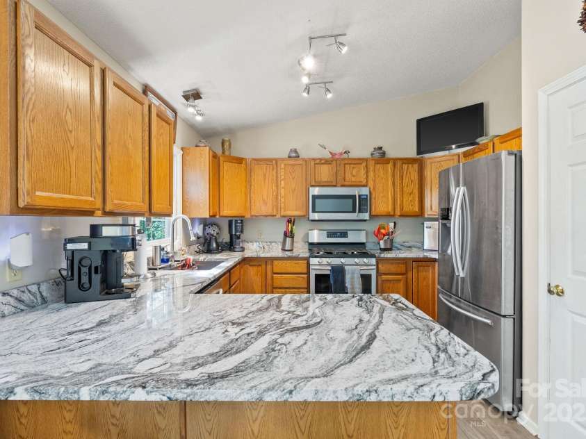 28 Foxberry Drive, Arden, NC 28704.  MLS# CAR4310147, YatesRealty ID 5339. 