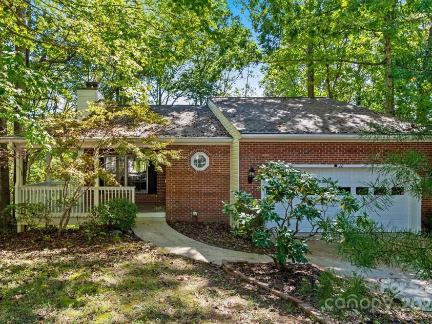 28 Foxberry Drive, Arden, NC 28704.  MLS# CAR4310147, YatesRealty ID 5339. 