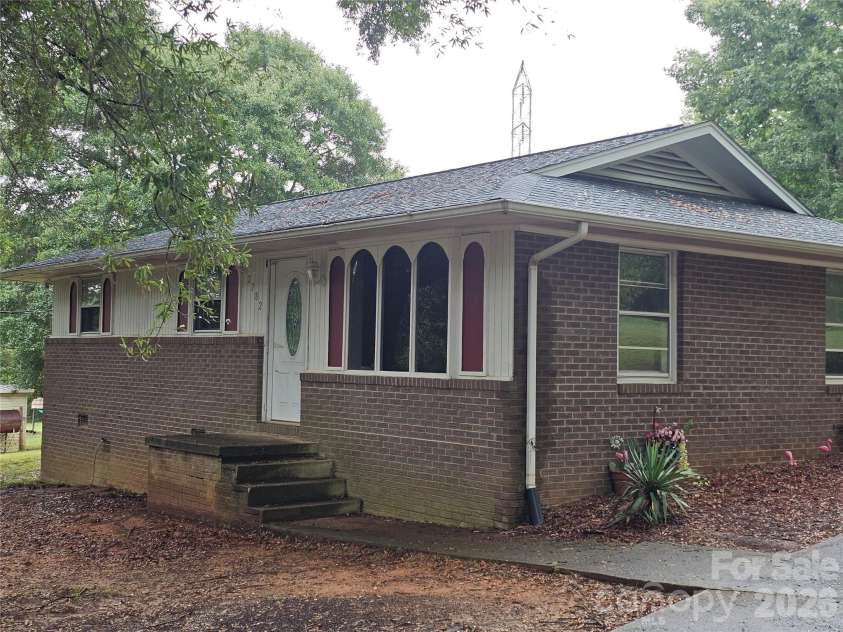 2782 West View Street, Hickory, NC 28601.  MLS# CAR4428982, YatesRealty ID 53390. 