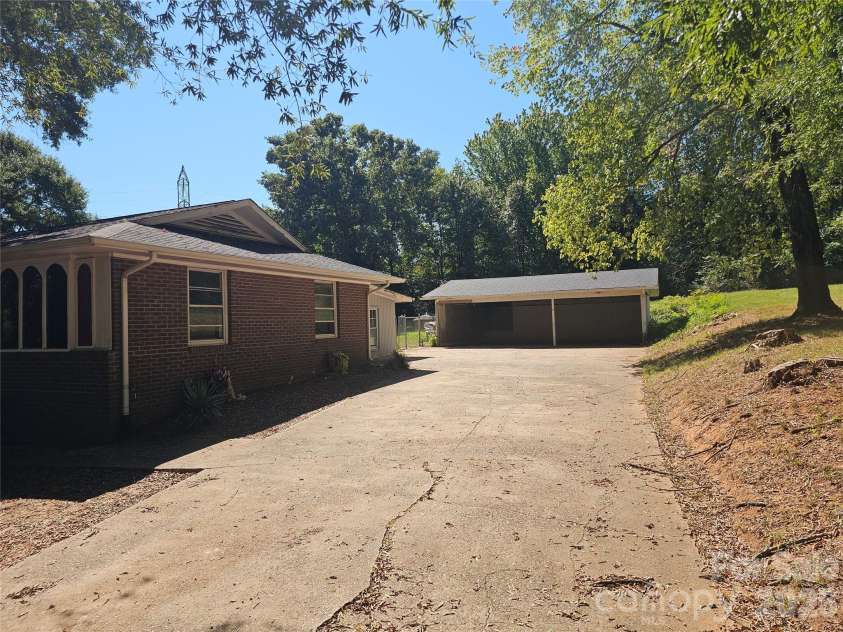 2782 West View Street, Hickory, NC 28601.  MLS# CAR4428982, YatesRealty ID 53390. 