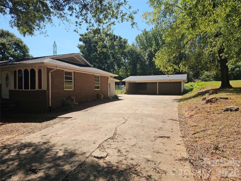 2782 West View Street, Hickory, NC 28601.  MLS# CAR4428982, YatesRealty ID 53390. 