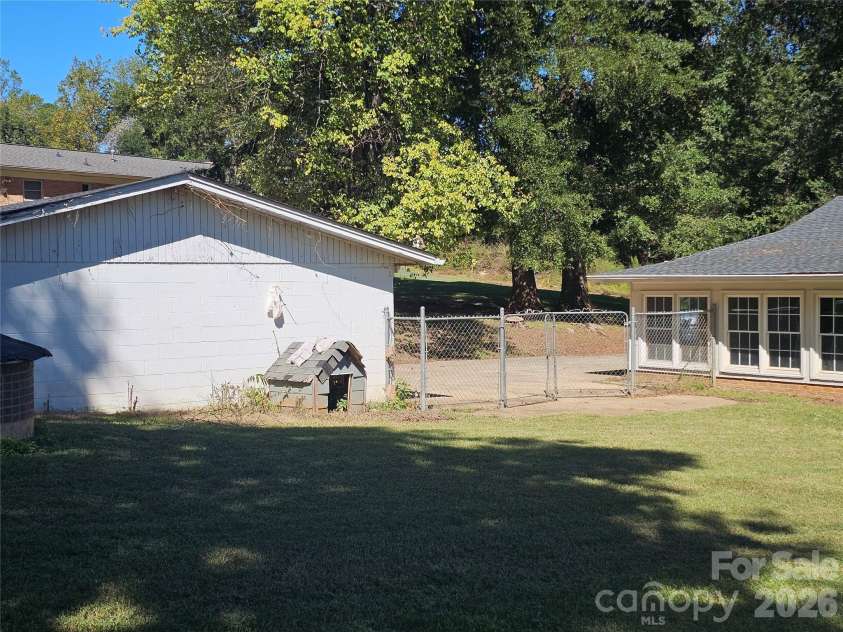 2782 West View Street, Hickory, NC 28601.  MLS# CAR4428982, YatesRealty ID 53390. 