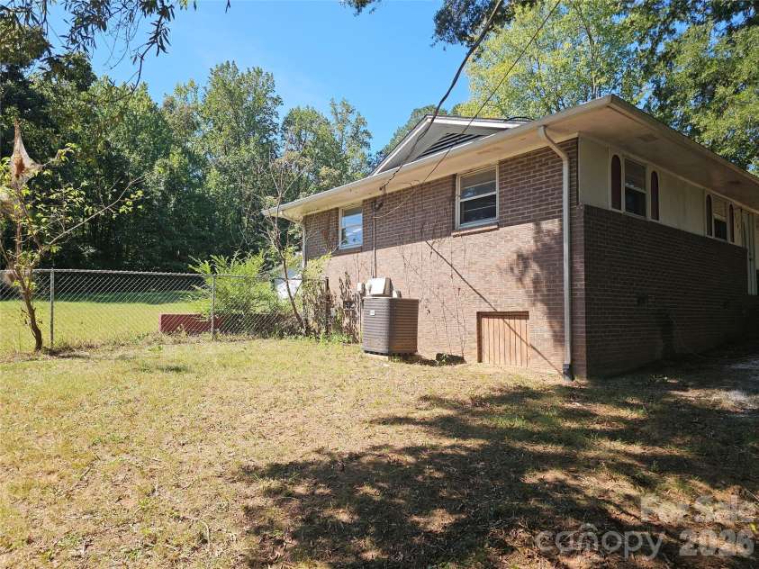 2782 West View Street, Hickory, NC 28601.  MLS# CAR4428982, YatesRealty ID 53390. 