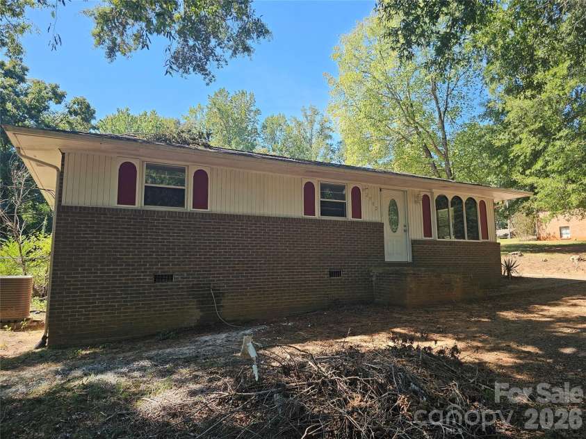 2782 West View Street, Hickory, NC 28601.  MLS# CAR4428982, YatesRealty ID 53390. 