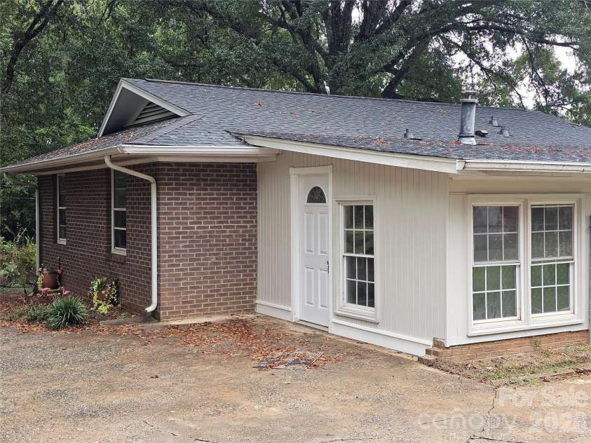 2782 West View Street, Hickory, NC 28601.  MLS# CAR4428982, YatesRealty ID 53390. 