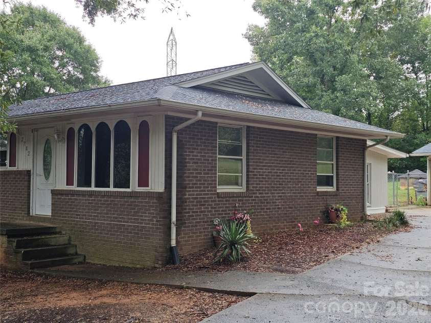 2782 West View Street, Hickory, NC 28601.  MLS# CAR4428982, YatesRealty ID 53390. 
