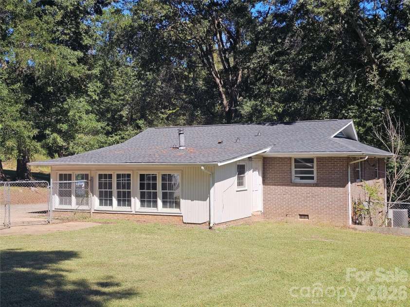 2782 West View Street, Hickory, NC 28601.  MLS# CAR4428982, YatesRealty ID 53390. 