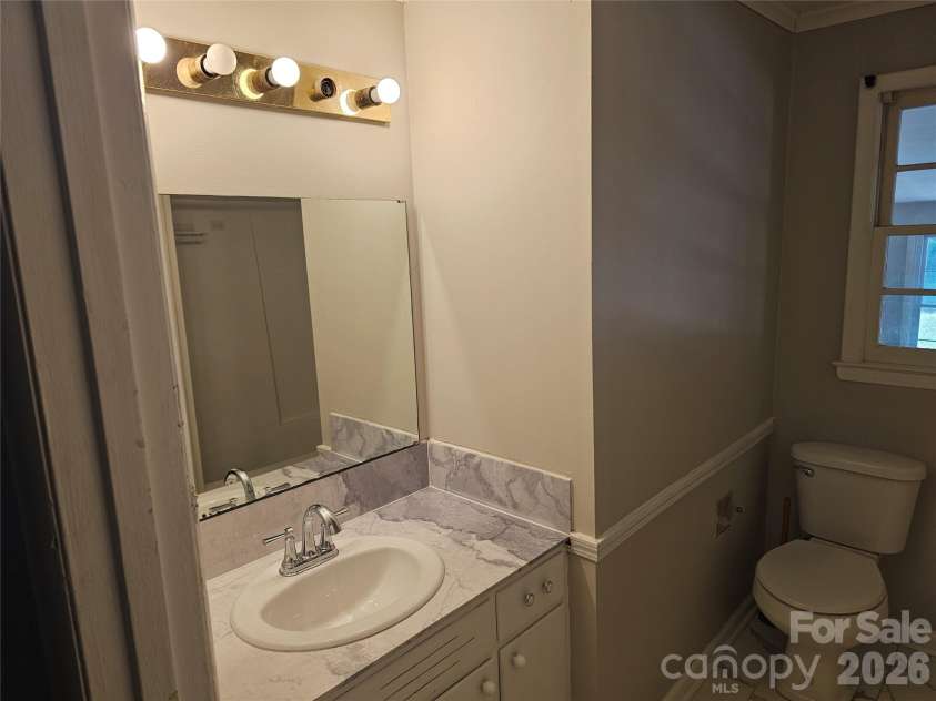 2782 West View Street, Hickory, NC 28601.  MLS# CAR4428982, YatesRealty ID 53390. Full bath