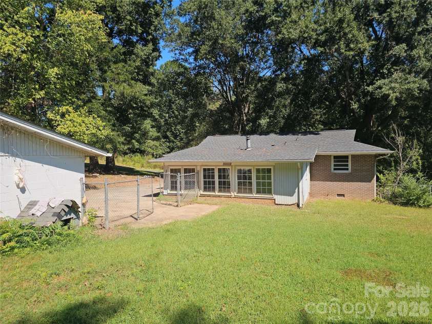 2782 West View Street, Hickory, NC 28601.  MLS# CAR4428982, YatesRealty ID 53390. Large fenced back yard