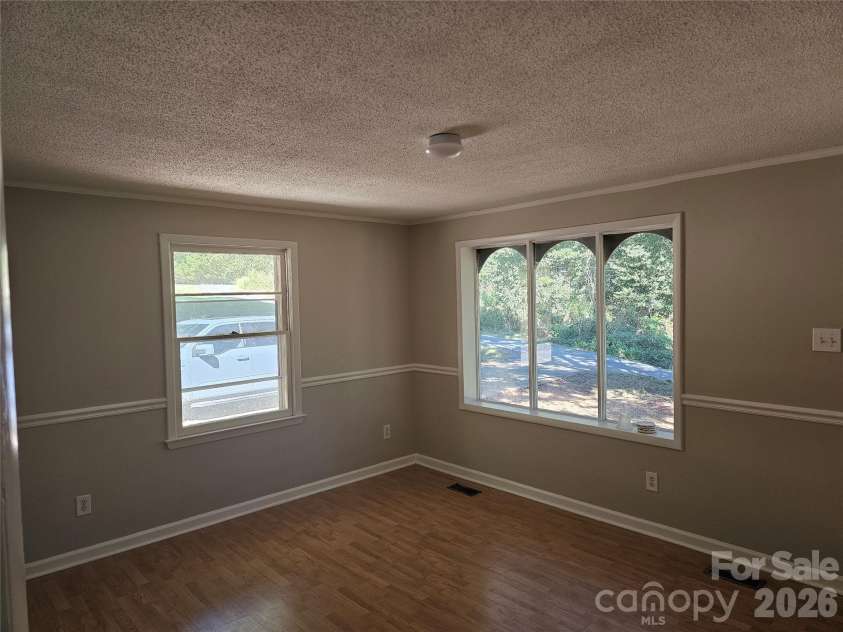 2782 West View Street, Hickory, NC 28601.  MLS# CAR4428982, YatesRealty ID 53390. Living room