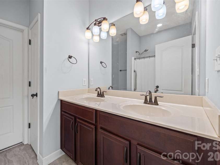 341 Sandy Spring Lane, Lake Wylie, SC 29710.  MLS# CAR4428565, YatesRealty ID 53391. Main level primary bath
