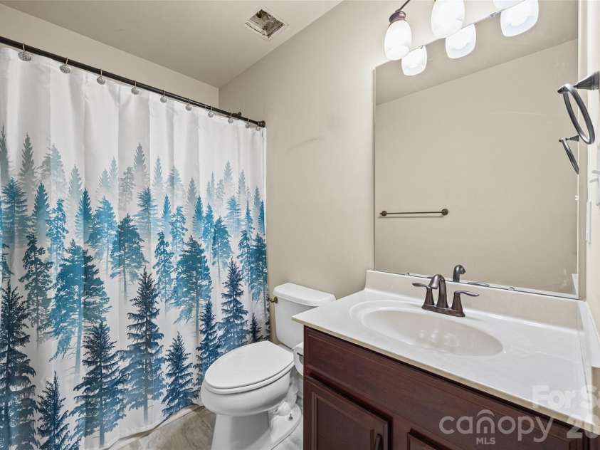 341 Sandy Spring Lane, Lake Wylie, SC 29710.  MLS# CAR4428565, YatesRealty ID 53391. Upper full bath