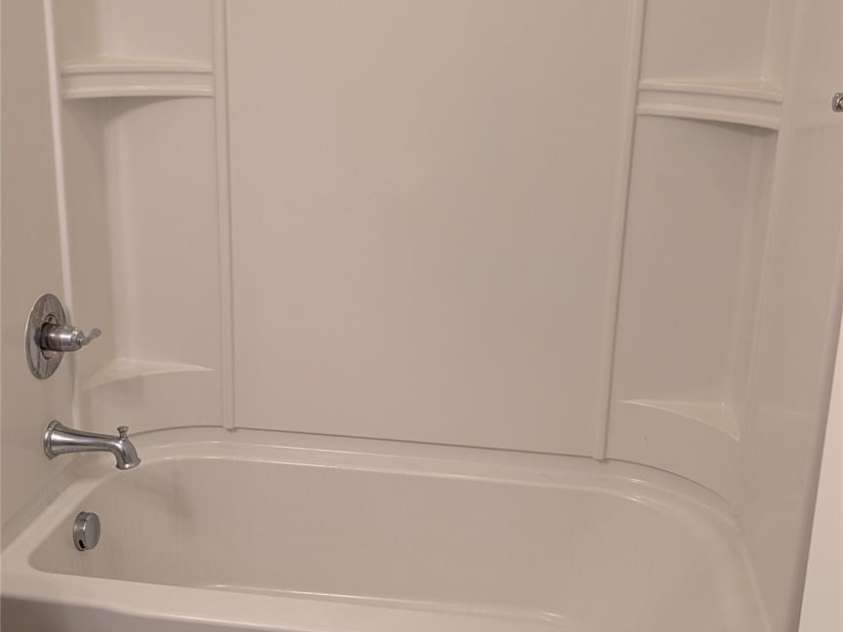 1645 Fleetwood Drive, Charlotte, NC 28208.  MLS# CAR4428546, YatesRealty ID 53392. Upper Full Bath