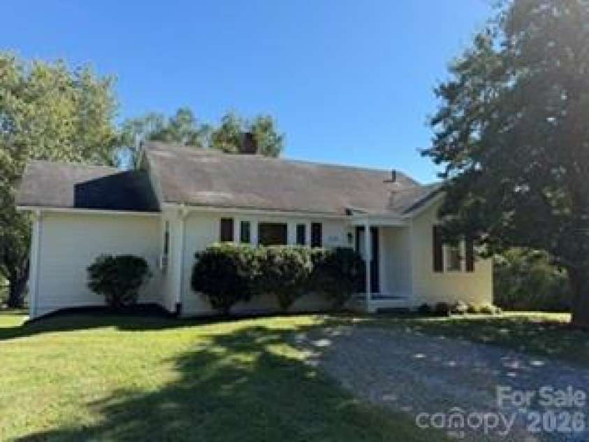 1110 Ridge Road, Hendersonville, NC 28792.  MLS# CAR4426893, YatesRealty ID 53404. 