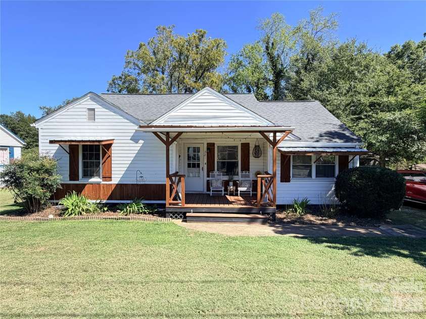 321 21st Street, Hickory, NC 28602.  MLS# CAR4426738, YatesRealty ID 53409. 