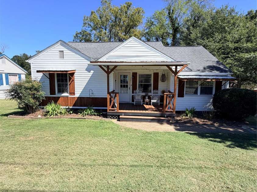 321 21st Street, Hickory, NC 28602.  MLS# CAR4426738, YatesRealty ID 53409. 
