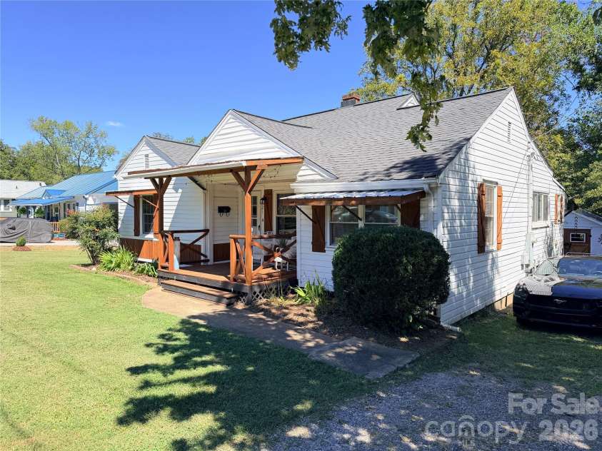 321 21st Street, Hickory, NC 28602.  MLS# CAR4426738, YatesRealty ID 53409. 