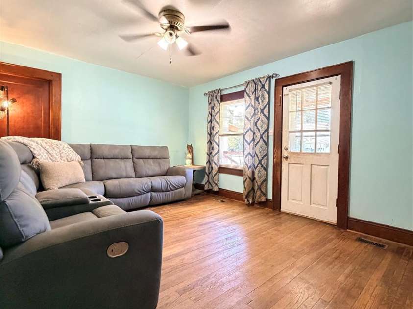 321 21st Street, Hickory, NC 28602.  MLS# CAR4426738, YatesRealty ID 53409. 