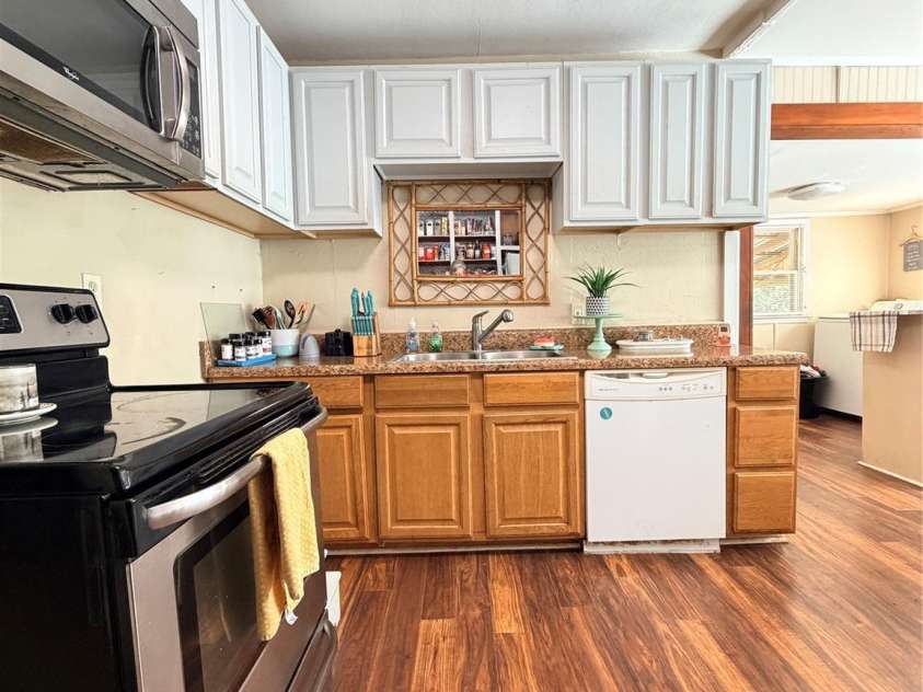 321 21st Street, Hickory, NC 28602.  MLS# CAR4426738, YatesRealty ID 53409. 