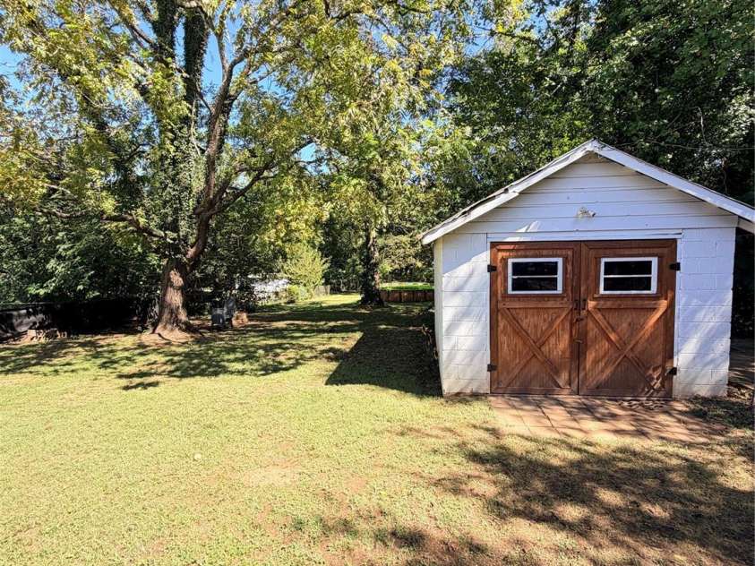 321 21st Street, Hickory, NC 28602.  MLS# CAR4426738, YatesRealty ID 53409. 