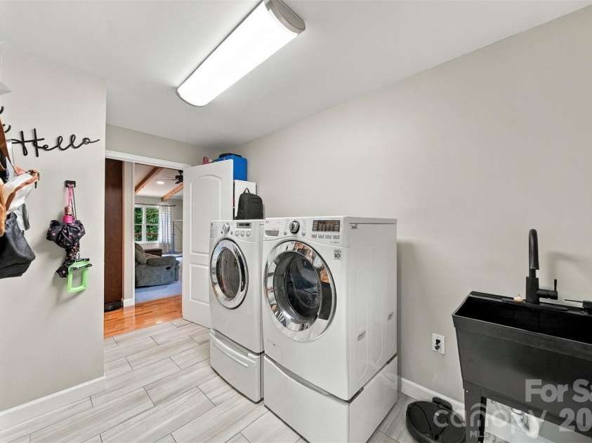 2094 South Fork Drive, Morganton, NC 28655.  MLS# CAR4428817, YatesRealty ID 53410. Laundry/mud room