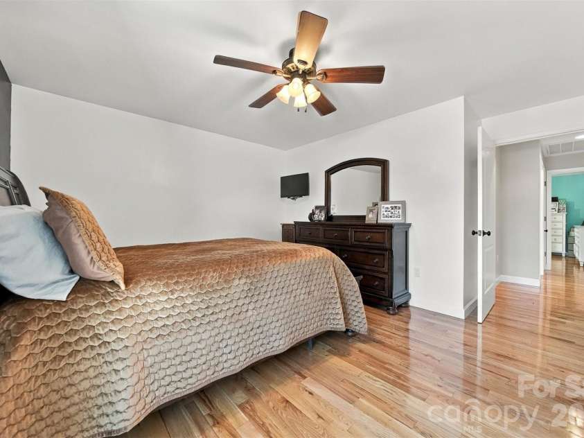 2094 South Fork Drive, Morganton, NC 28655.  MLS# CAR4428817, YatesRealty ID 53410. Primary bedroom