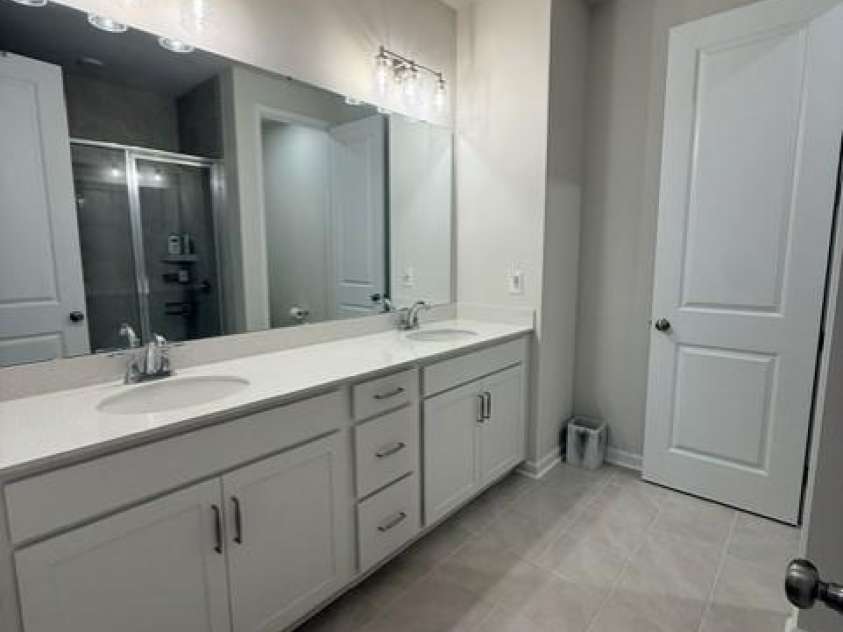 1027 Grays Mill Road, Charlotte, NC 28215.  MLS# CAR4429050, YatesRealty ID 53413. Primary bath