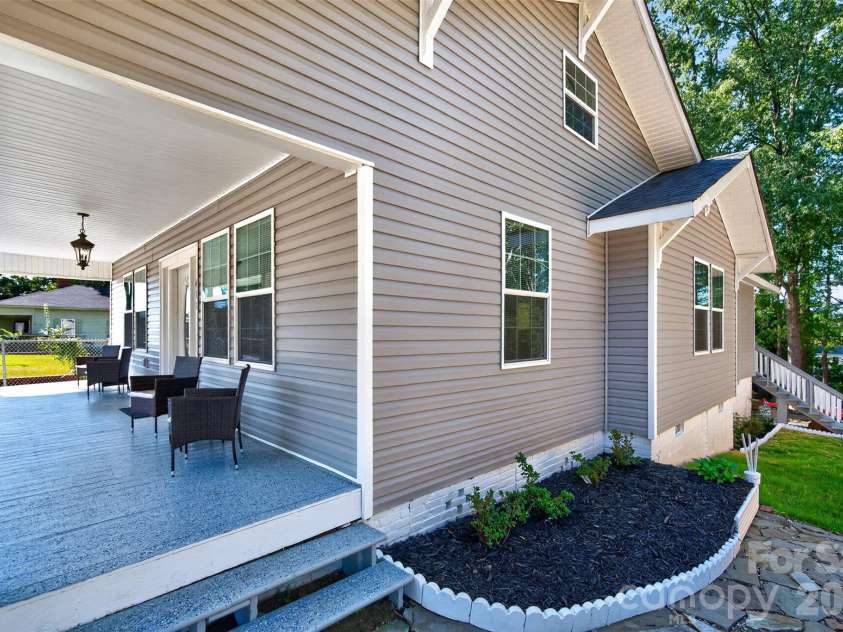 406 Market Street, Lancaster, SC 29720.  MLS# CAR4421298, YatesRealty ID 53418. 