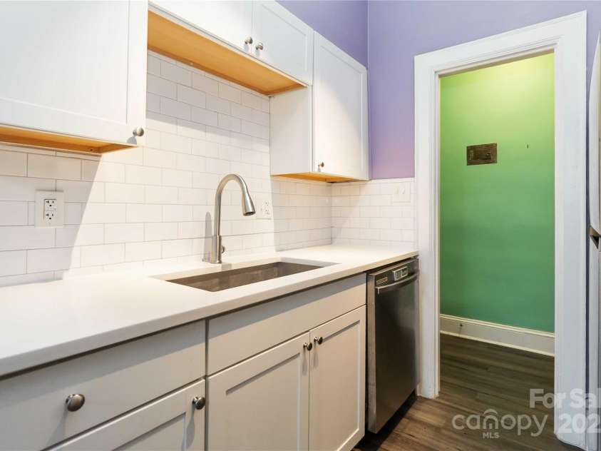 811 Morehead Street, Charlotte, NC 28202.  MLS# CAR4296917, YatesRealty ID 5342. 