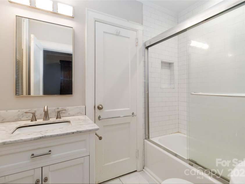 811 Morehead Street, Charlotte, NC 28202.  MLS# CAR4296917, YatesRealty ID 5342. 
