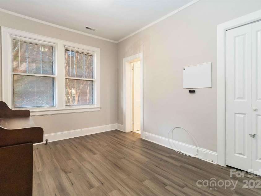 811 Morehead Street, Charlotte, NC 28202.  MLS# CAR4296917, YatesRealty ID 5342. 