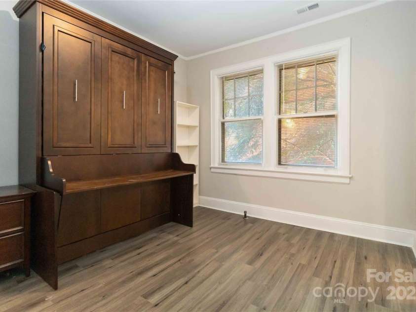 811 Morehead Street, Charlotte, NC 28202.  MLS# CAR4296917, YatesRealty ID 5342. 