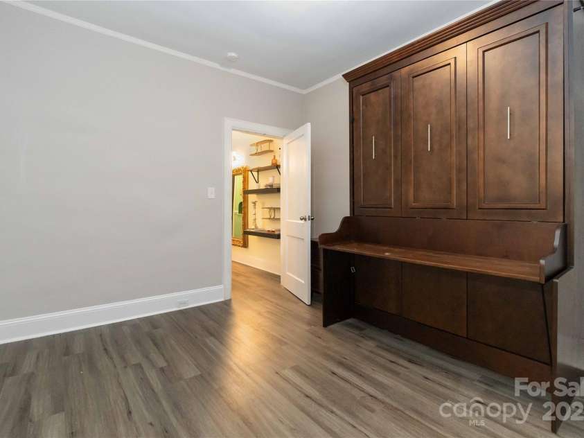 811 Morehead Street, Charlotte, NC 28202.  MLS# CAR4296917, YatesRealty ID 5342. 