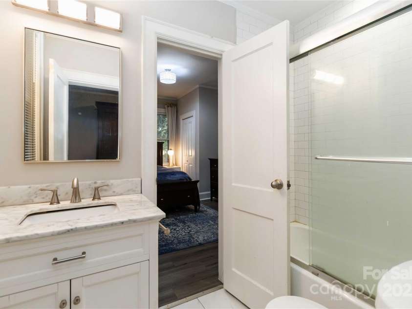811 Morehead Street, Charlotte, NC 28202.  MLS# CAR4296917, YatesRealty ID 5342. 