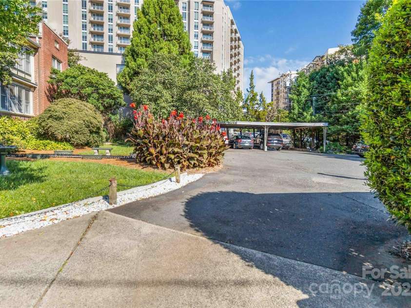 811 Morehead Street, Charlotte, NC 28202.  MLS# CAR4296917, YatesRealty ID 5342. 