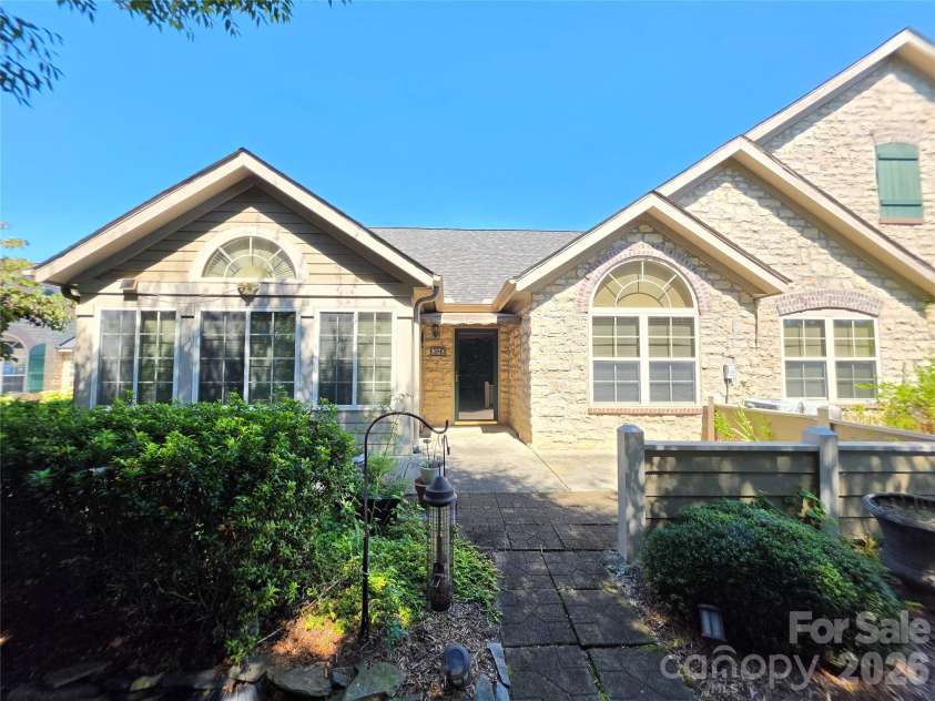 812 Wynnshire Drive, Hickory, NC 28601.  MLS# CAR4422717, YatesRealty ID 53422. 