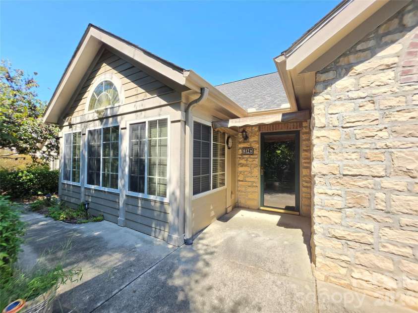 812 Wynnshire Drive, Hickory, NC 28601.  MLS# CAR4422717, YatesRealty ID 53422. 