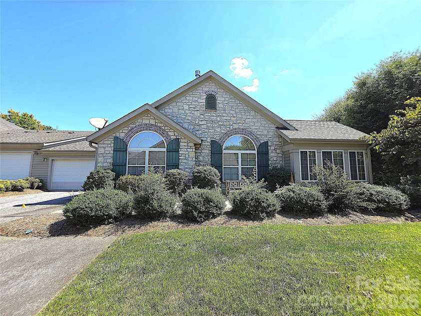 812 Wynnshire Drive, Hickory, NC 28601.  MLS# CAR4422717, YatesRealty ID 53422. 
