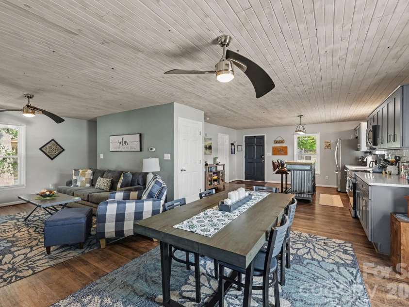 264 Lake Drive, Lexington, NC 27295.  MLS# CAR4426110, YatesRealty ID 53425. 