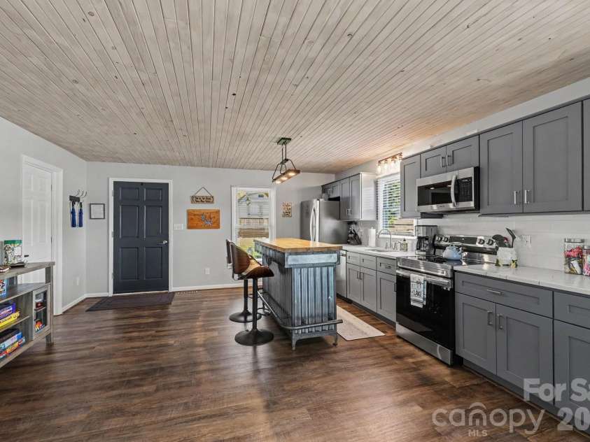 264 Lake Drive, Lexington, NC 27295.  MLS# CAR4426110, YatesRealty ID 53425. 