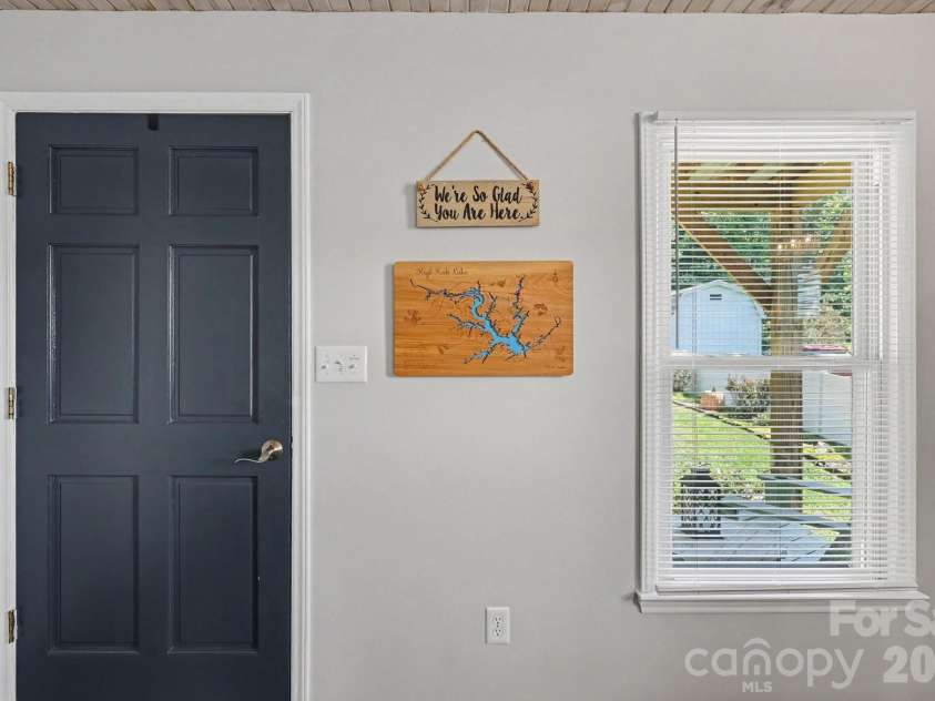 264 Lake Drive, Lexington, NC 27295.  MLS# CAR4426110, YatesRealty ID 53425. 