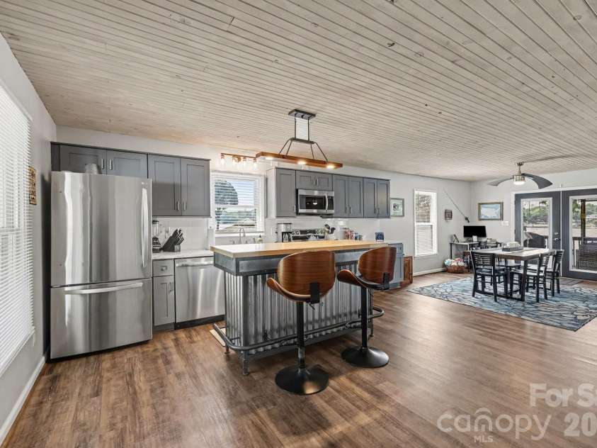 264 Lake Drive, Lexington, NC 27295.  MLS# CAR4426110, YatesRealty ID 53425. 